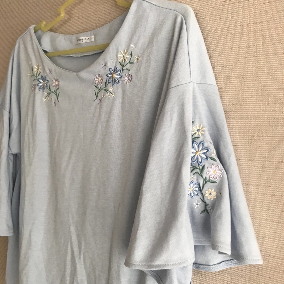 HONEYS(ハニーズ)の◎お花刺繍◎ Tシャツ 【A】 サックスブルー レディースのトップス(Tシャツ(半袖/袖なし))の商品写真