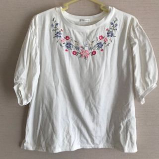 ハニーズ(HONEYS)の◎お花刺繍◎ Tシャツ 【C】 ホワイト(Tシャツ(半袖/袖なし))