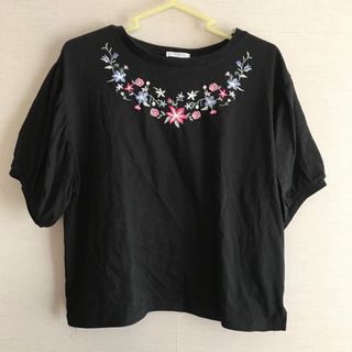 ハニーズ(HONEYS)の◎お花刺繍◎ Tシャツ 【C】 ブラック(Tシャツ(半袖/袖なし))