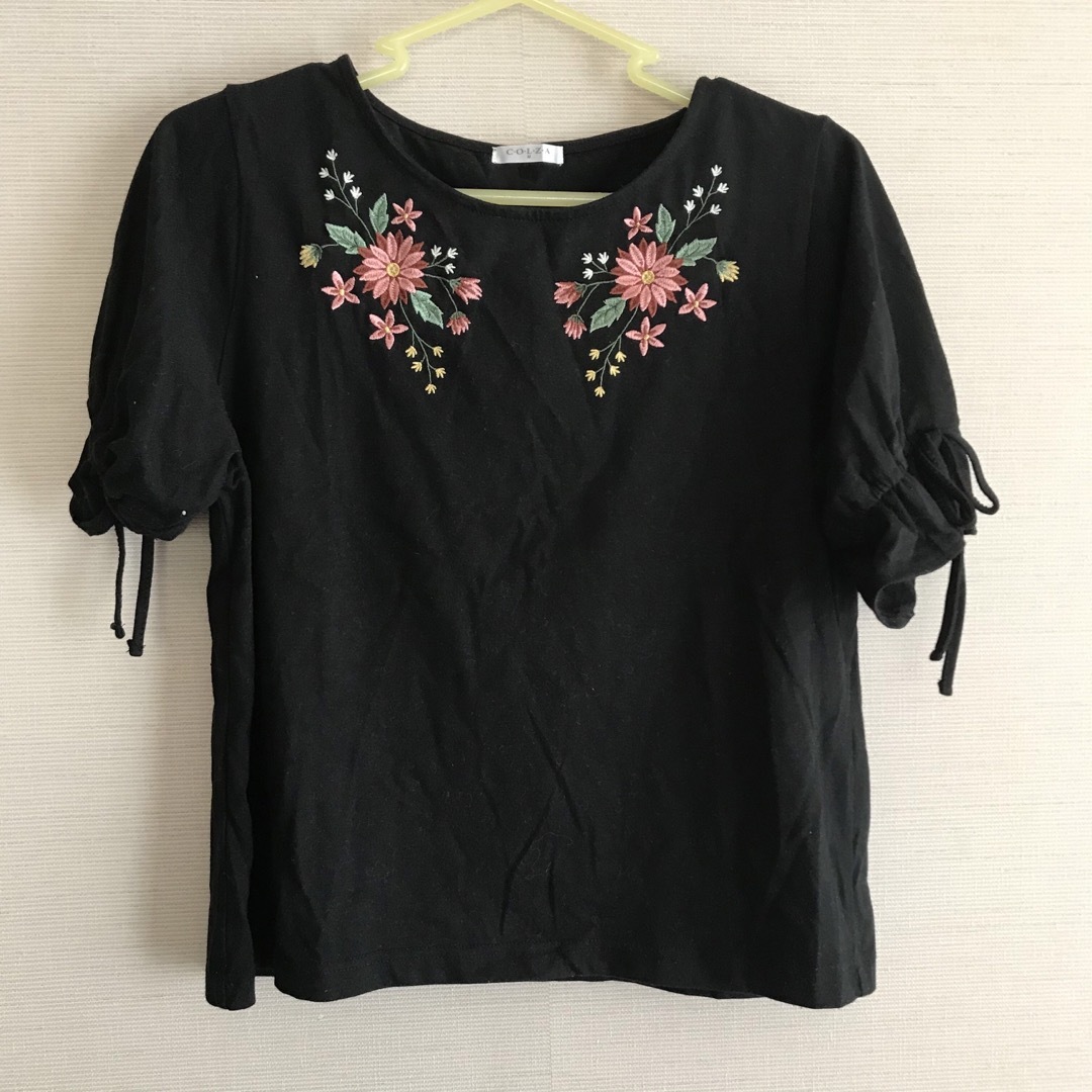 HONEYS(ハニーズ)の◎お花刺繍◎ Tシャツ 【D】 ブラック レディースのトップス(Tシャツ(半袖/袖なし))の商品写真