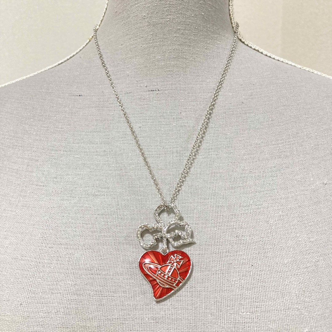 Vivienne Westwood(ヴィヴィアンウエストウッド)のヴィヴィアン　リボンハートネックレス　レッド レディースのアクセサリー(ネックレス)の商品写真