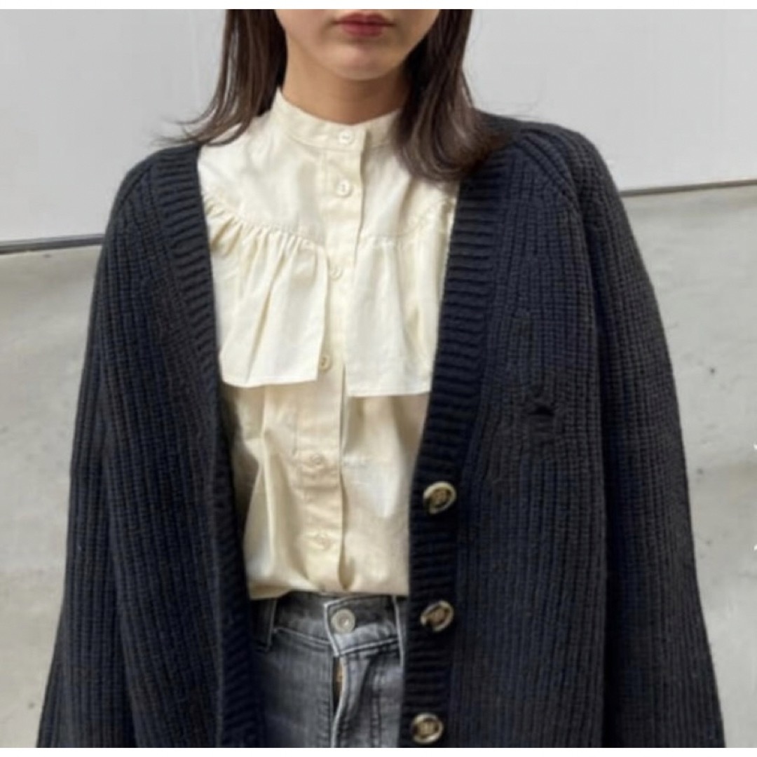 moussy(マウジー)のMOUSSY マウジー ROUND FRILL ブラウス 新品タグ付き レディースのトップス(シャツ/ブラウス(長袖/七分))の商品写真