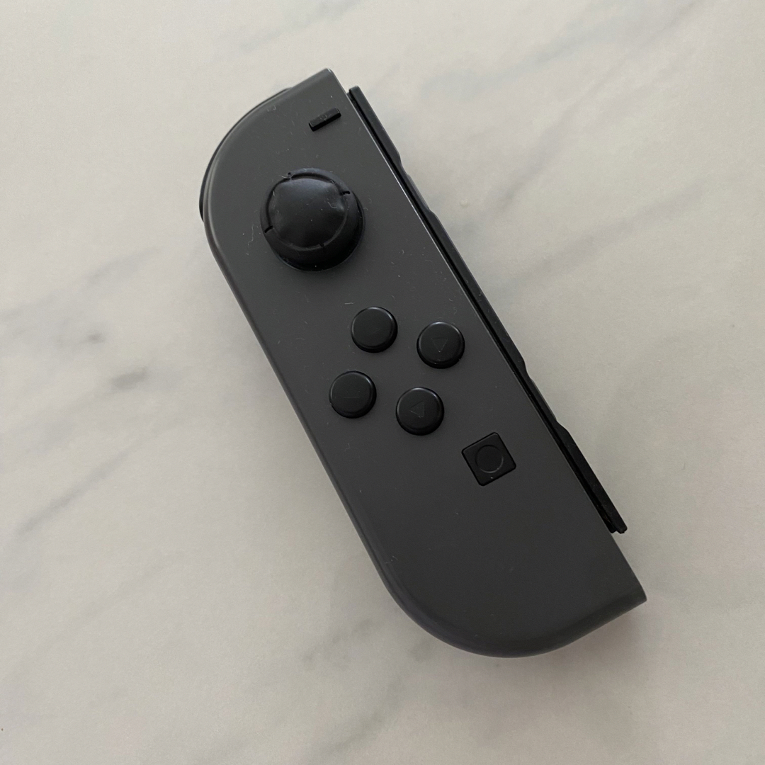 Nintendo Switch(ニンテンドースイッチ)のジョイコン 左 グレー ジャンク エンタメ/ホビーのゲームソフト/ゲーム機本体(その他)の商品写真