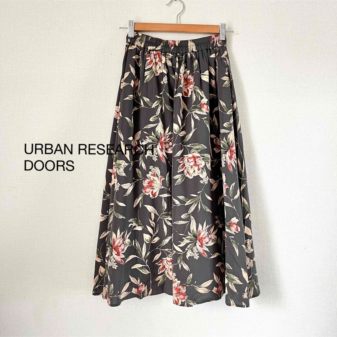 URBAN RESEARCH DOORS(アーバンリサーチドアーズ)の【新品】URBANRESEARCH DOORS 花柄 ロングフレアスカート レディースのスカート(ロングスカート)の商品写真