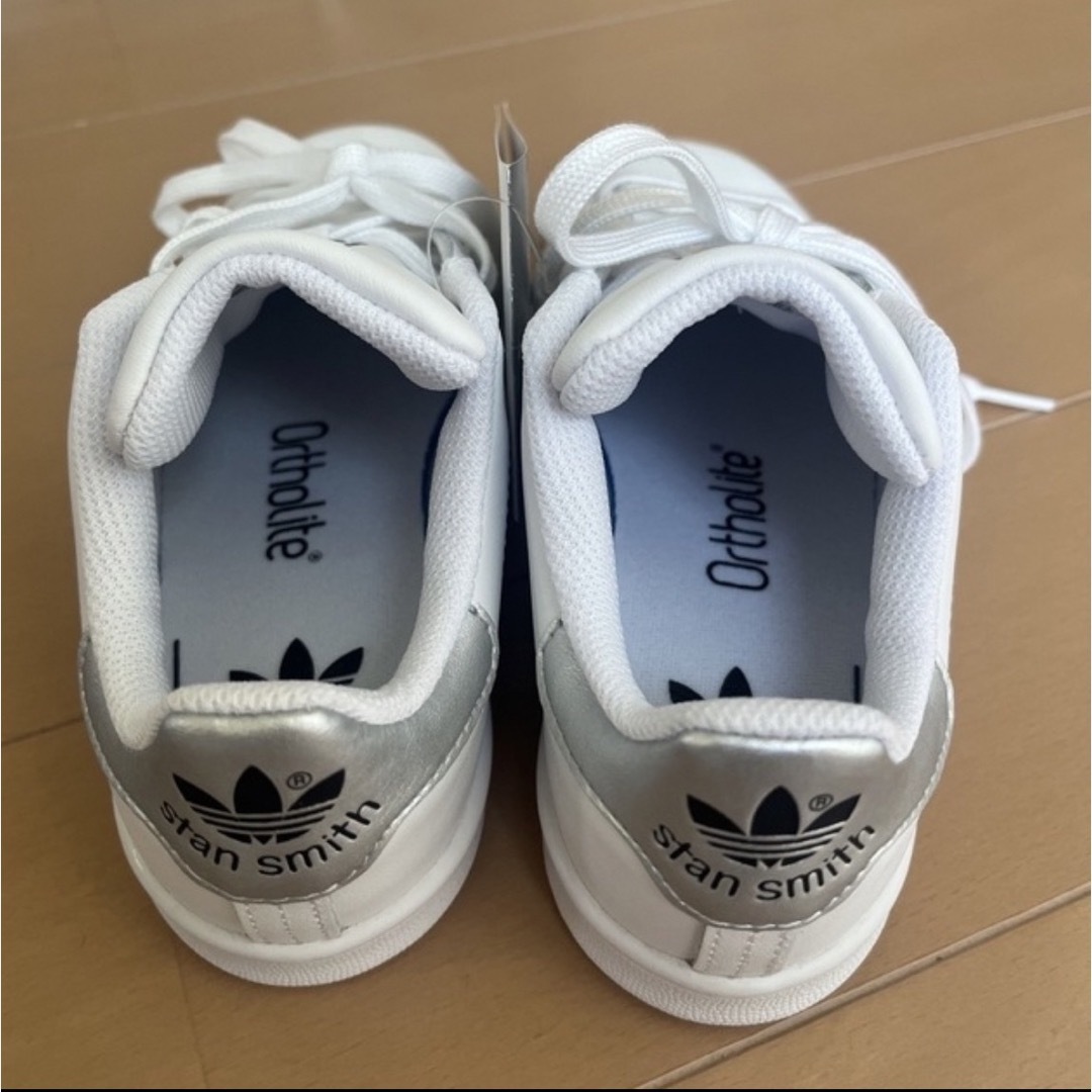 STANSMITH（adidas）(スタンスミス)のadidas スタンスミス　新品　18㎝ キッズ/ベビー/マタニティのキッズ靴/シューズ(15cm~)(スニーカー)の商品写真