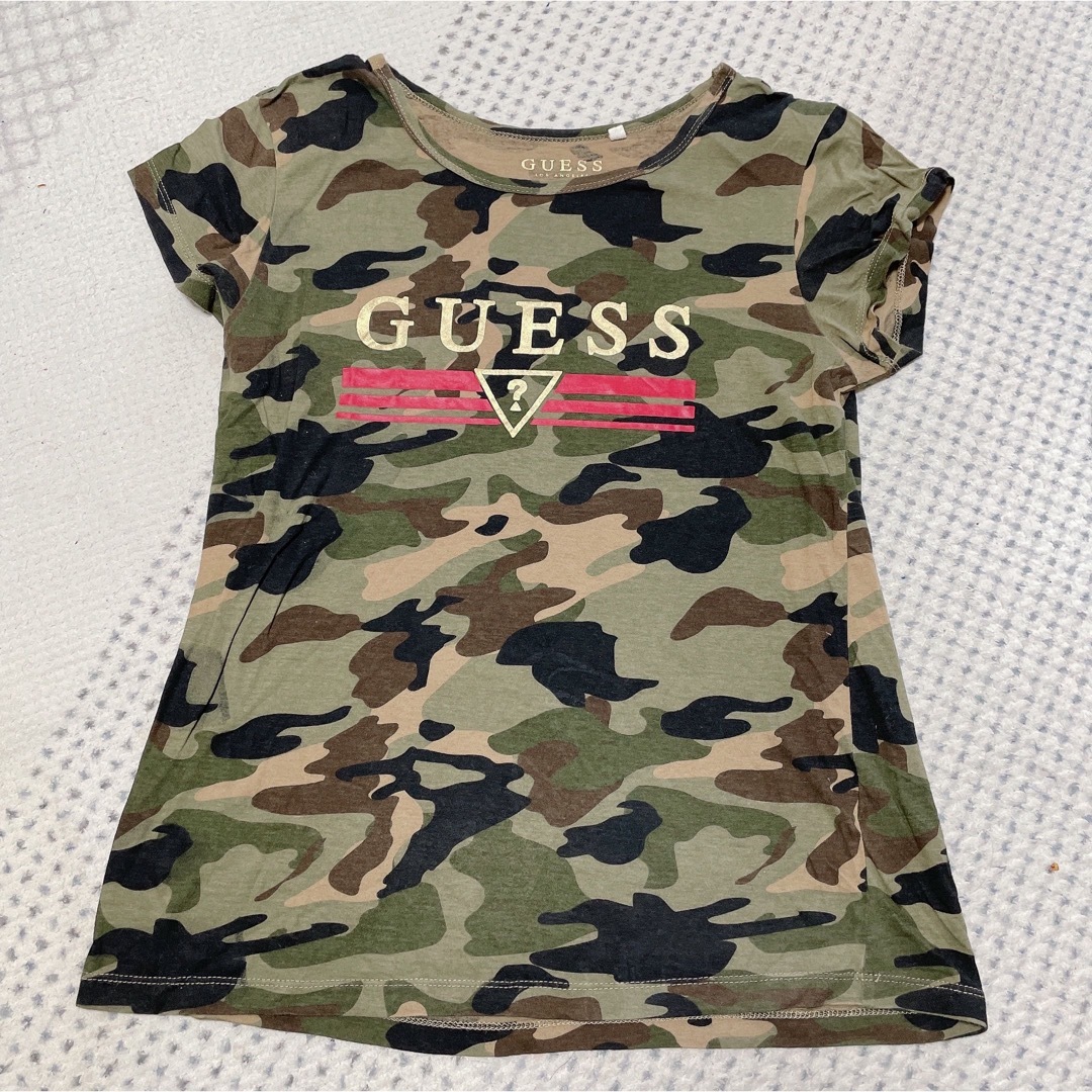 GUESS(ゲス)のguess 迷彩　tシャツ　半袖 レディースのトップス(Tシャツ(半袖/袖なし))の商品写真