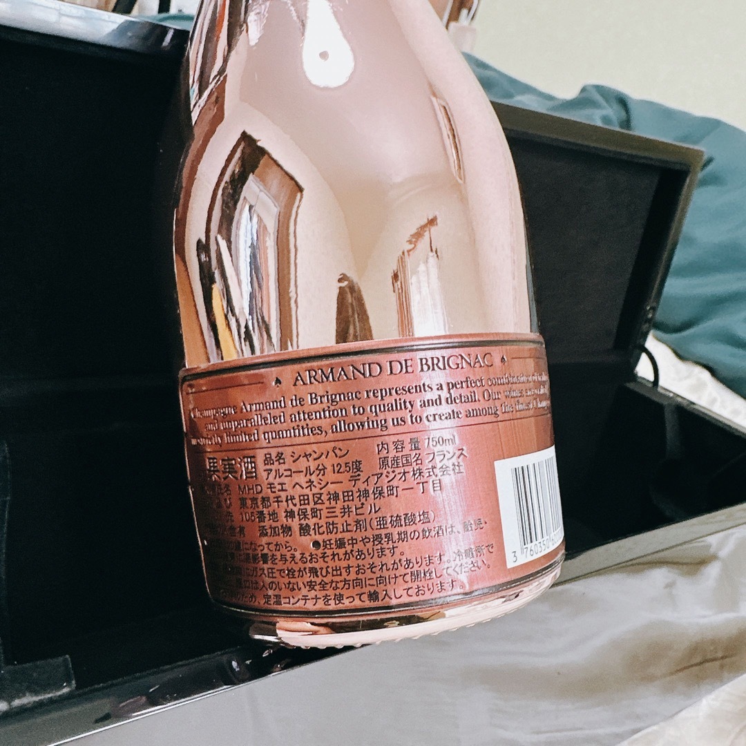 アルマン・ド・ブリニャック(アルマンドブリニャック)の【新品】アルマンドロゼ シャンパン 箱付き 食品/飲料/酒の酒(シャンパン/スパークリングワイン)の商品写真