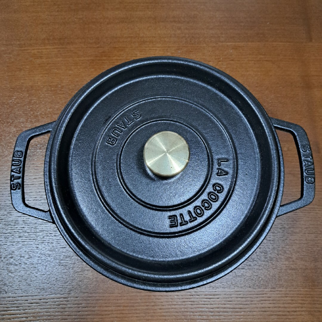 STAUB(ストウブ)のストウブ　STAUB鍋　22　黒 インテリア/住まい/日用品のキッチン/食器(鍋/フライパン)の商品写真