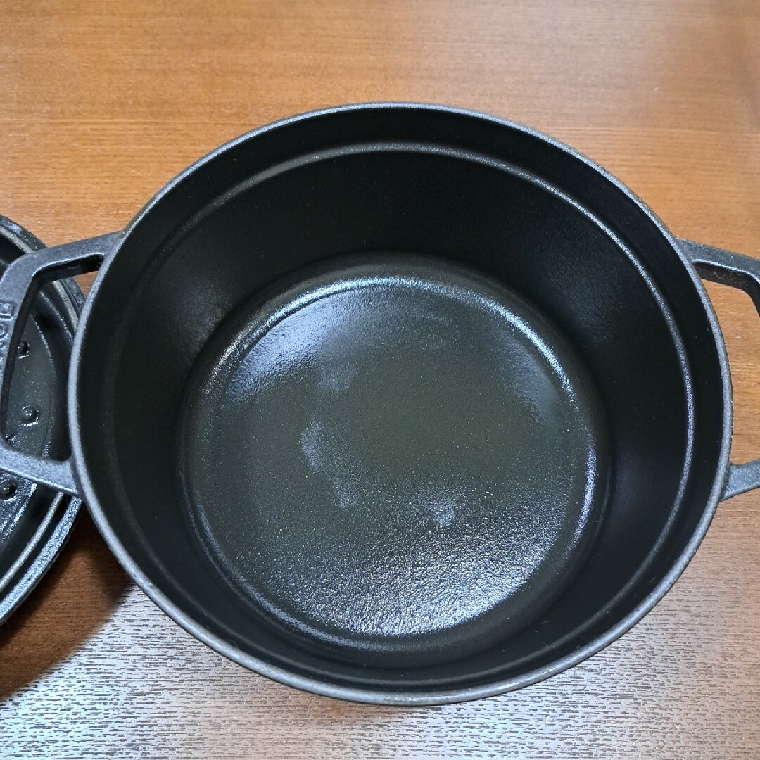 STAUB(ストウブ)のストウブ　STAUB鍋　22　黒 インテリア/住まい/日用品のキッチン/食器(鍋/フライパン)の商品写真