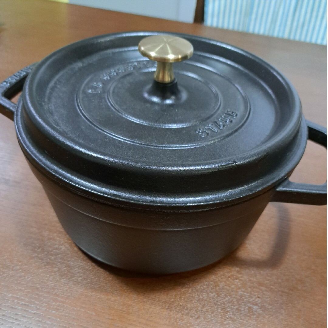 STAUB(ストウブ)のストウブ　STAUB鍋　22　黒 インテリア/住まい/日用品のキッチン/食器(鍋/フライパン)の商品写真