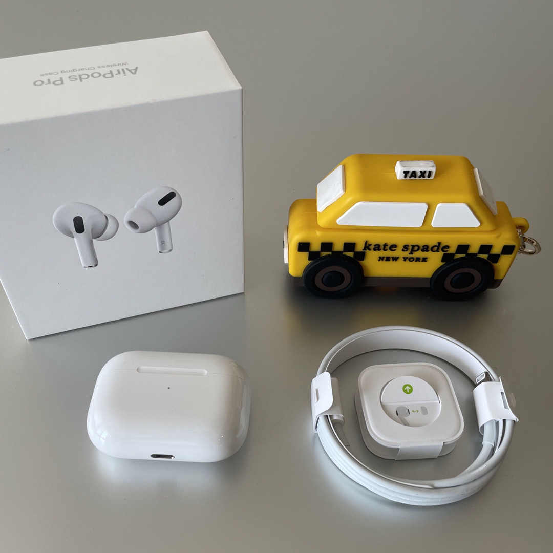 Apple(アップル)の【Apple】AirPods Pro（ケイトスペードケース付き） スマホ/家電/カメラのオーディオ機器(ヘッドフォン/イヤフォン)の商品写真