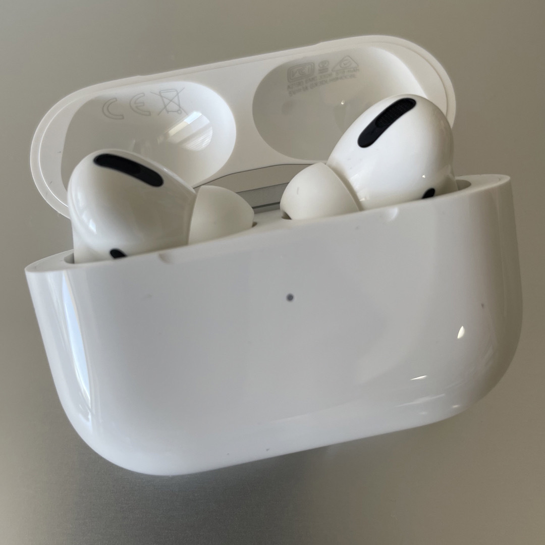 Apple(アップル)の【Apple】AirPods Pro（ケイトスペードケース付き） スマホ/家電/カメラのオーディオ機器(ヘッドフォン/イヤフォン)の商品写真