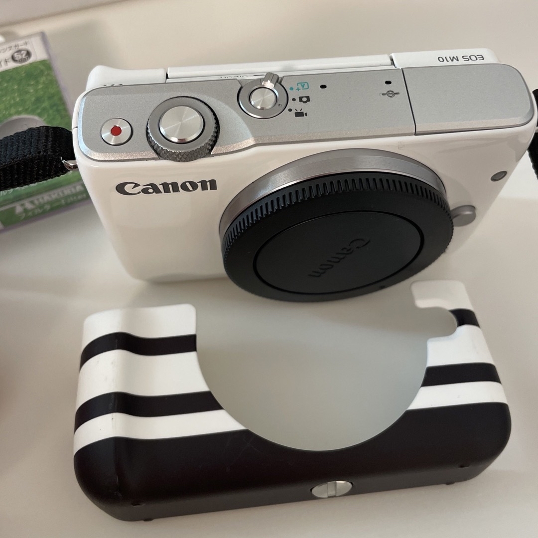 Canon(キヤノン)のCanon  EOS M10 Wズームキット WH(レンズガード、ケース付き) スマホ/家電/カメラのカメラ(ミラーレス一眼)の商品写真