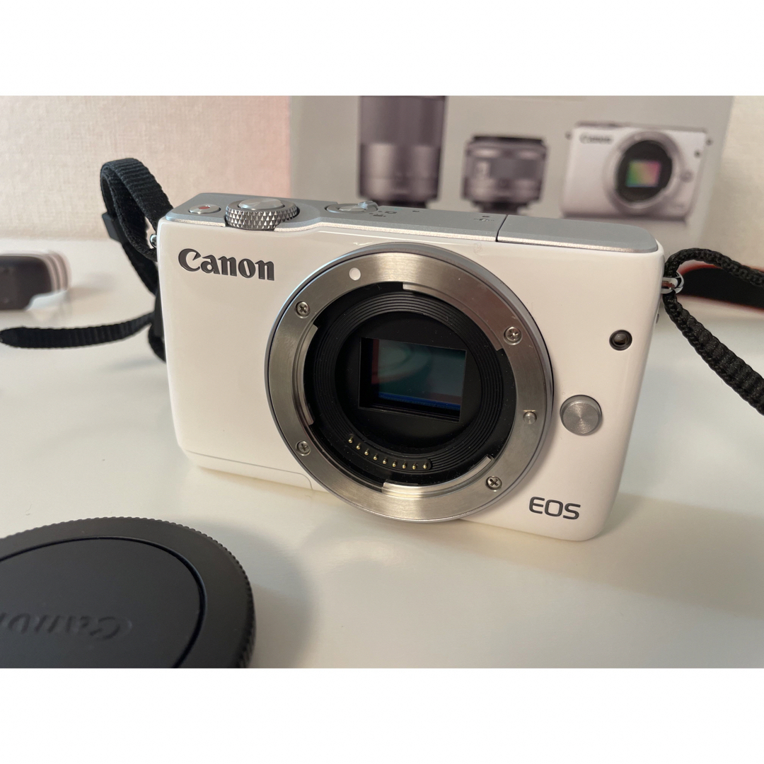 Canon(キヤノン)のCanon  EOS M10 Wズームキット WH(レンズガード、ケース付き) スマホ/家電/カメラのカメラ(ミラーレス一眼)の商品写真