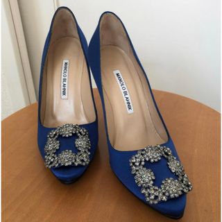 MANOLO BLAHNIK マノロブラニク　ハンギシ　サテン　ブルー　ビジュー