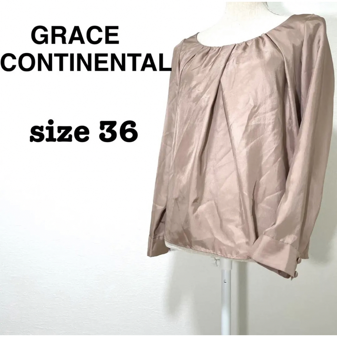 GRACE CONTINENTAL(グレースコンチネンタル)のグレースコンチネンタル　サテンタックブラウス　ピンクベージュ　サイズS レディースのトップス(シャツ/ブラウス(半袖/袖なし))の商品写真