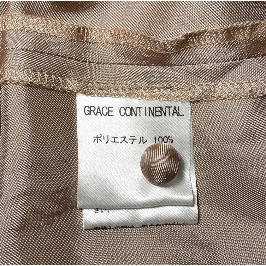 GRACE CONTINENTAL(グレースコンチネンタル)のグレースコンチネンタル　サテンタックブラウス　ピンクベージュ　サイズS レディースのトップス(シャツ/ブラウス(半袖/袖なし))の商品写真