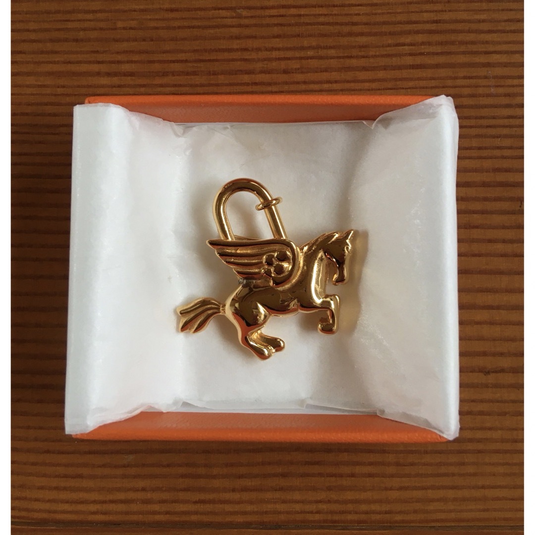 Hermes(エルメス)のカデナ ‘93.  チャーム　ペガサス　ゴールドカラー　箱つき レディースのアクセサリー(チャーム)の商品写真