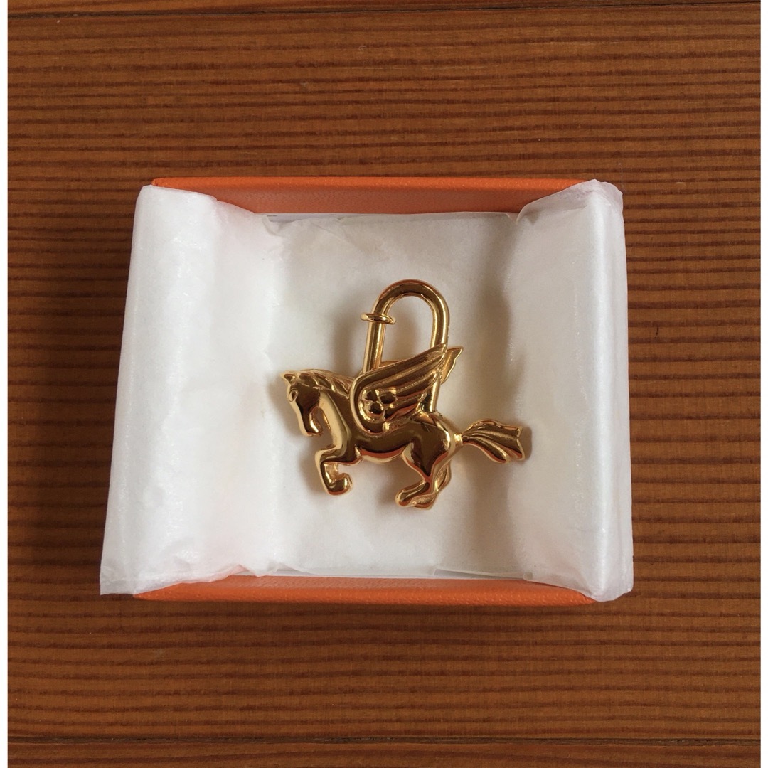 Hermes(エルメス)のカデナ ‘93.  チャーム　ペガサス　ゴールドカラー　箱つき レディースのアクセサリー(チャーム)の商品写真