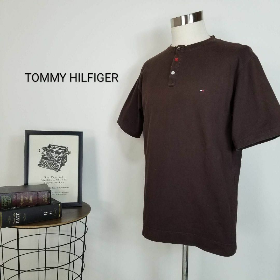 TOMMY HILFIGER(トミーヒルフィガー)のTOMMY HILFIGERヘンリーネックカットソー刺繍ロゴ海外メンズL濃茶 メンズのトップス(Tシャツ/カットソー(半袖/袖なし))の商品写真