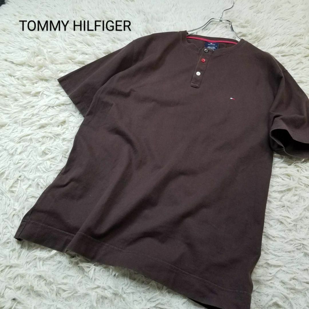 TOMMY HILFIGER(トミーヒルフィガー)のTOMMY HILFIGERヘンリーネックカットソー刺繍ロゴ海外メンズL濃茶 メンズのトップス(Tシャツ/カットソー(半袖/袖なし))の商品写真