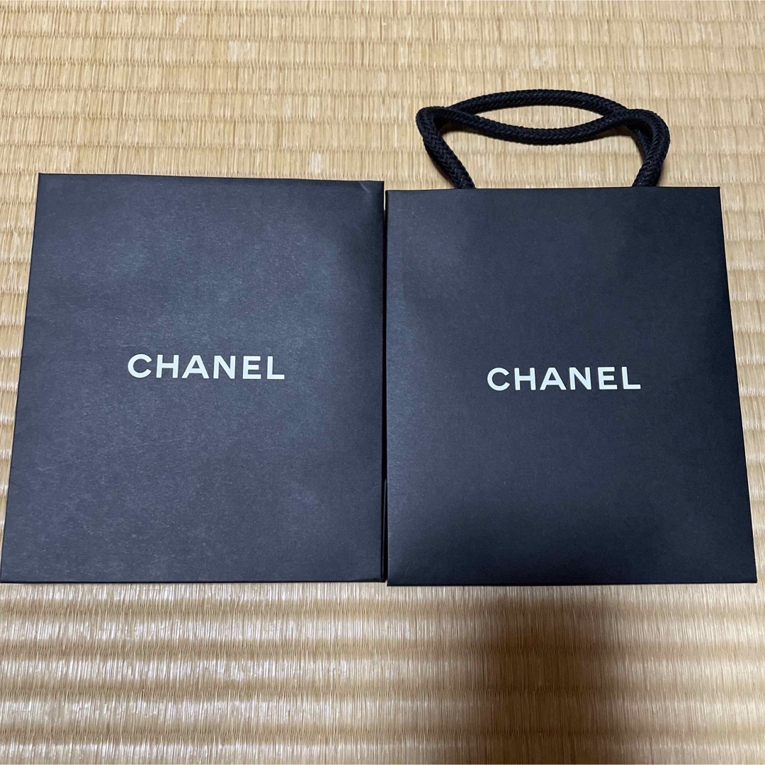 CHANEL(シャネル)の1 シャネル CHANEL ショッパー 紙袋 2枚 レディースのバッグ(ショップ袋)の商品写真