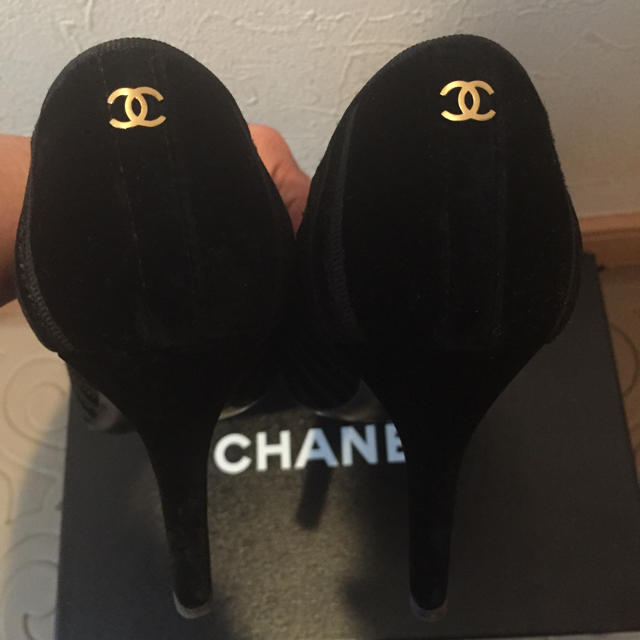 CHANEL(シャネル)のCHANEL ☆美品ベルベットパンプス☆再々お値下げ レディースの靴/シューズ(ハイヒール/パンプス)の商品写真