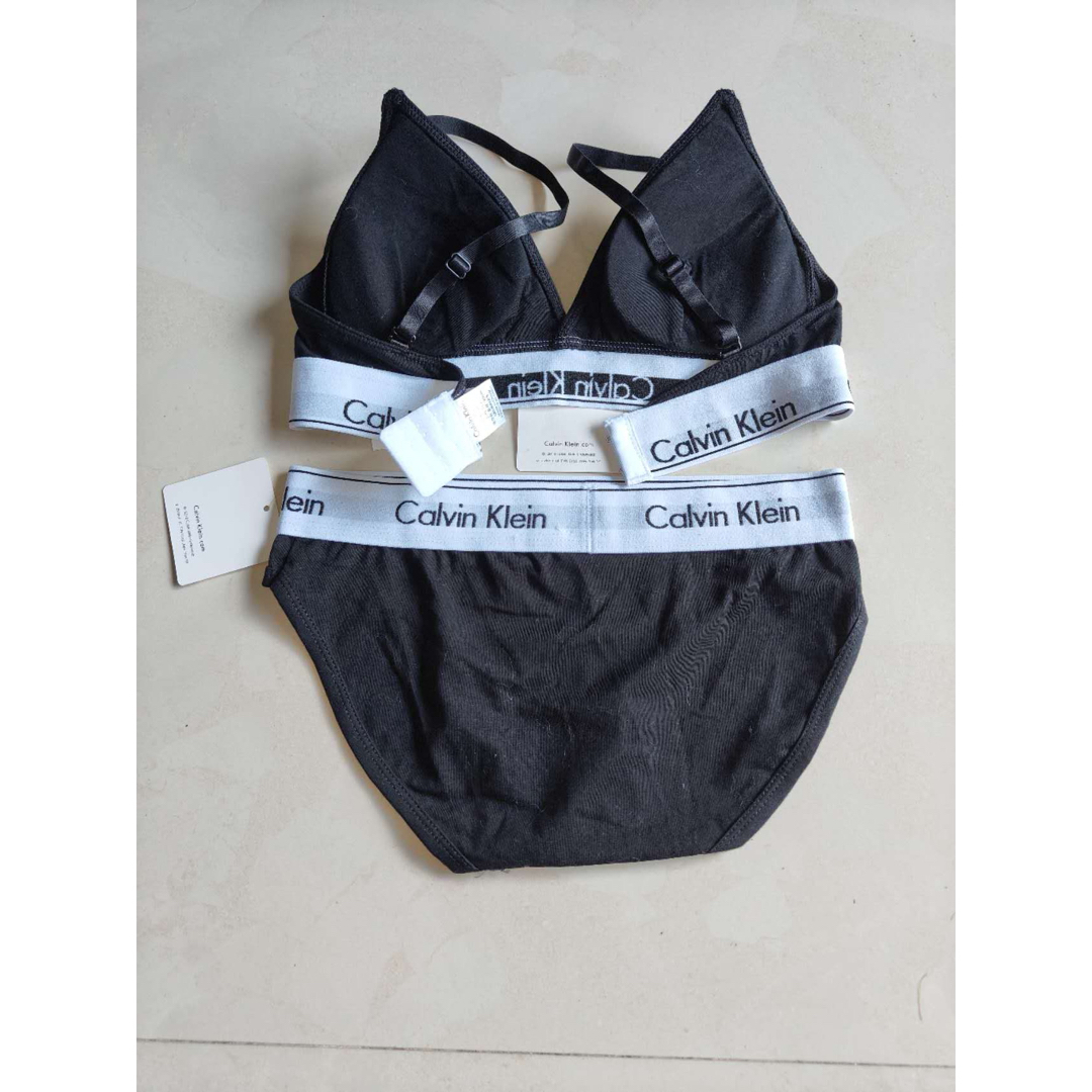 Calvin Klein(カルバンクライン)のカルバンクライン レディース ブラショーツセット グレー Mサイズ 下着 レディースの下着/アンダーウェア(ブラ&ショーツセット)の商品写真