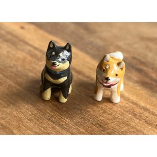 【新品】ミニチュア!柴犬の置物(2つ)(置物)