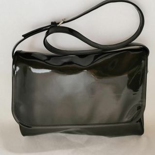 ユナイテッドアローズ(UNITED ARROWS)のユナイテッドアローズ エナメル ショルダーバッグ 艶ブラウン USED美品(ショルダーバッグ)