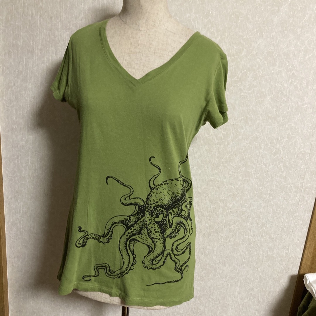蛸プリント🐙オリーブグリーンTシャツ レディースのトップス(Tシャツ(半袖/袖なし))の商品写真