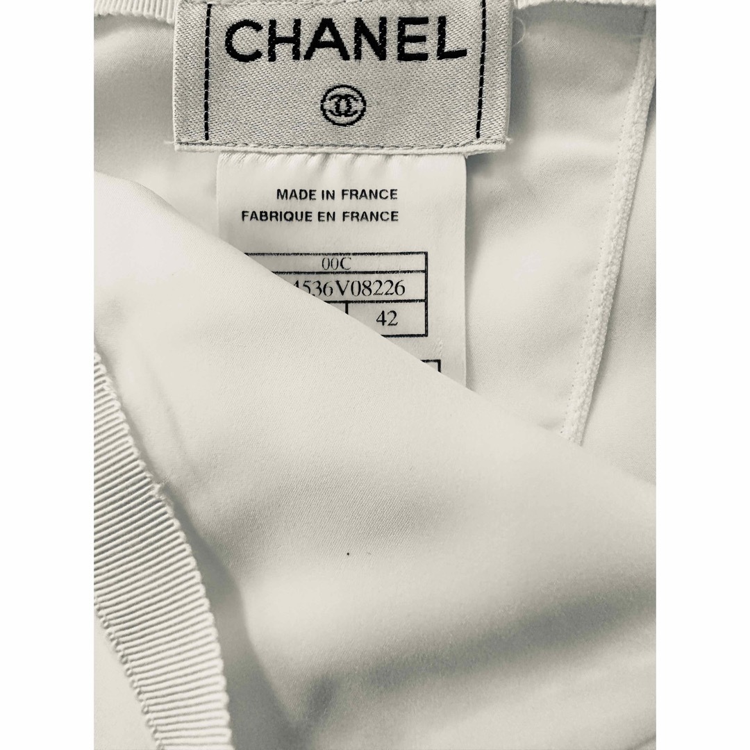 CHANEL(シャネル)のCHANEL シャネル 三角プレート スリット スカート　ホワイト レディースのスカート(ひざ丈スカート)の商品写真