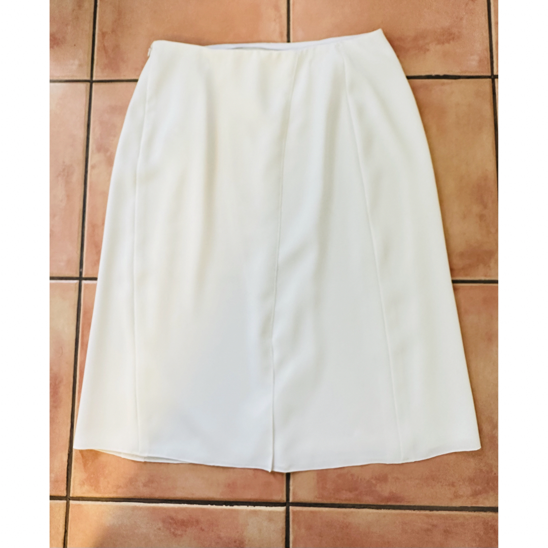 CHANEL(シャネル)のCHANEL シャネル 三角プレート スリット スカート　ホワイト レディースのスカート(ひざ丈スカート)の商品写真