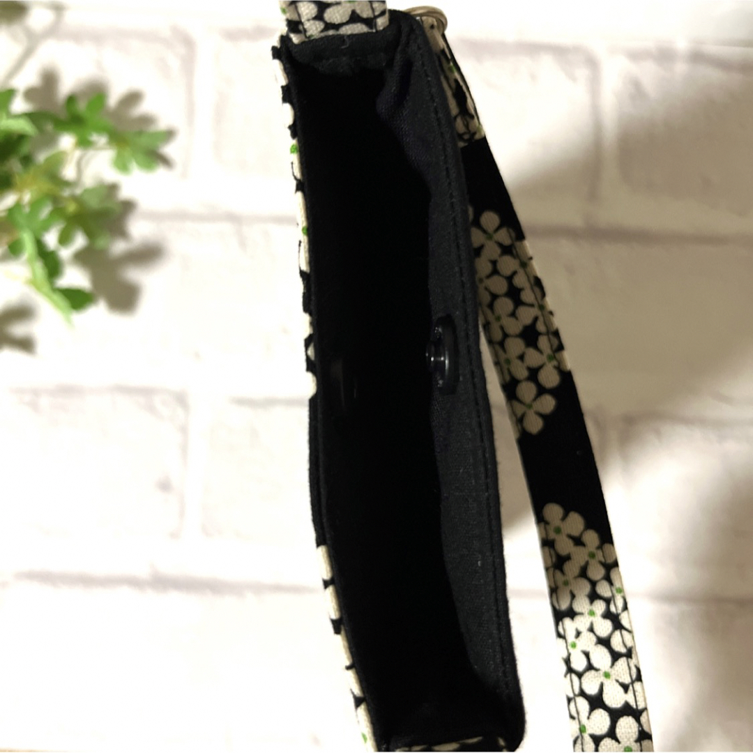 サークルフラワー　ブラック　スマホポーチ　ハンドメイド ハンドメイドのファッション小物(ポーチ)の商品写真