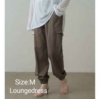 ラウンジドレス(Loungedress)の【新品タグ付】今期人気商品！Loungedress サテンカーゴパンツMカーキ(カジュアルパンツ)