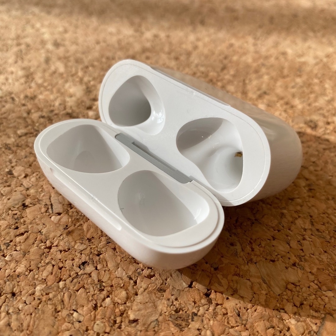 Apple(アップル)のAirPods 充電ケース　本体　充電器　第三世代　エアーポッツ　A2566 スマホ/家電/カメラのオーディオ機器(ヘッドフォン/イヤフォン)の商品写真