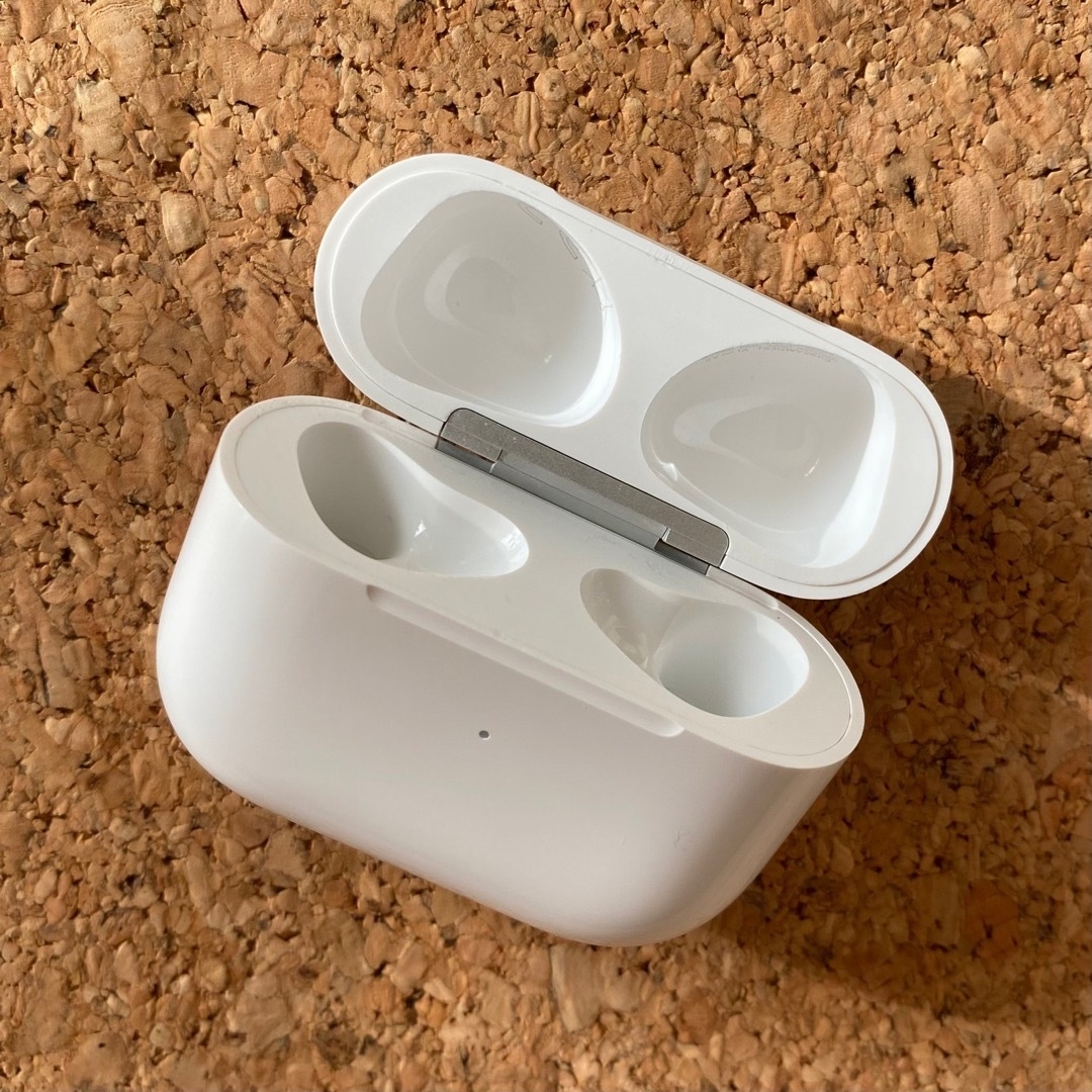 Apple(アップル)のAirPods 充電ケース　本体　充電器　第三世代　エアーポッツ　A2566 スマホ/家電/カメラのオーディオ機器(ヘッドフォン/イヤフォン)の商品写真