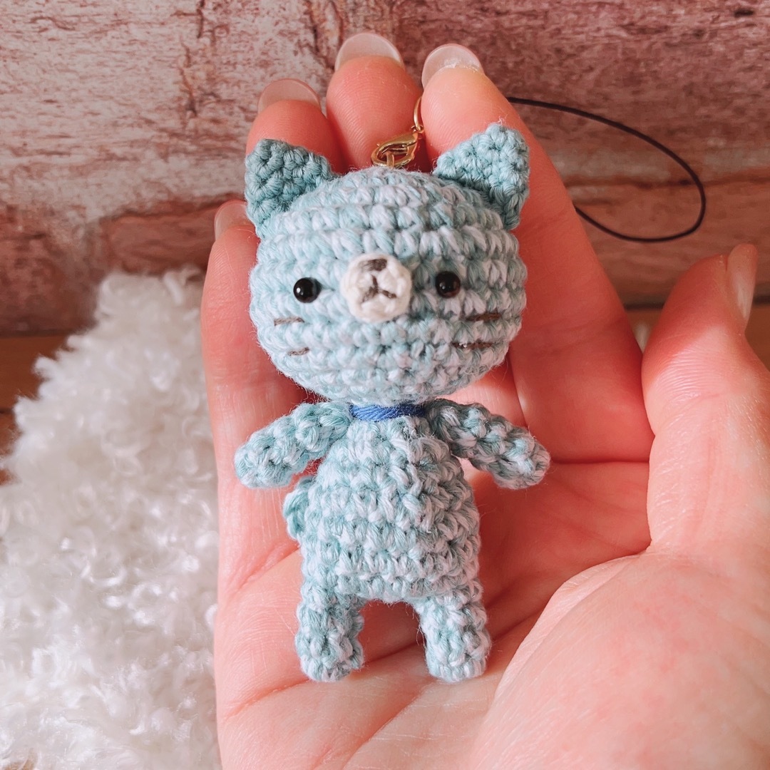 猫の編みぐるみストラップ ハンドメイドのぬいぐるみ/人形(あみぐるみ)の商品写真