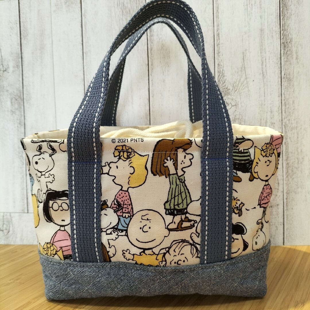 SNOOPY(スヌーピー)のSNOOPY　洗える保冷保温バッグ　仲間達カラー　お弁当袋 Handmade キッズ/ベビー/マタニティのこども用バッグ(ランチボックス巾着)の商品写真