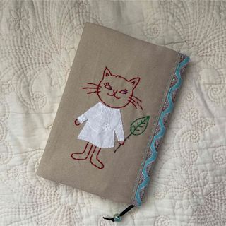 ハンドメイドのブックカバー、文庫本サイズ　刺繍　ネコちゃん(ブックカバー)