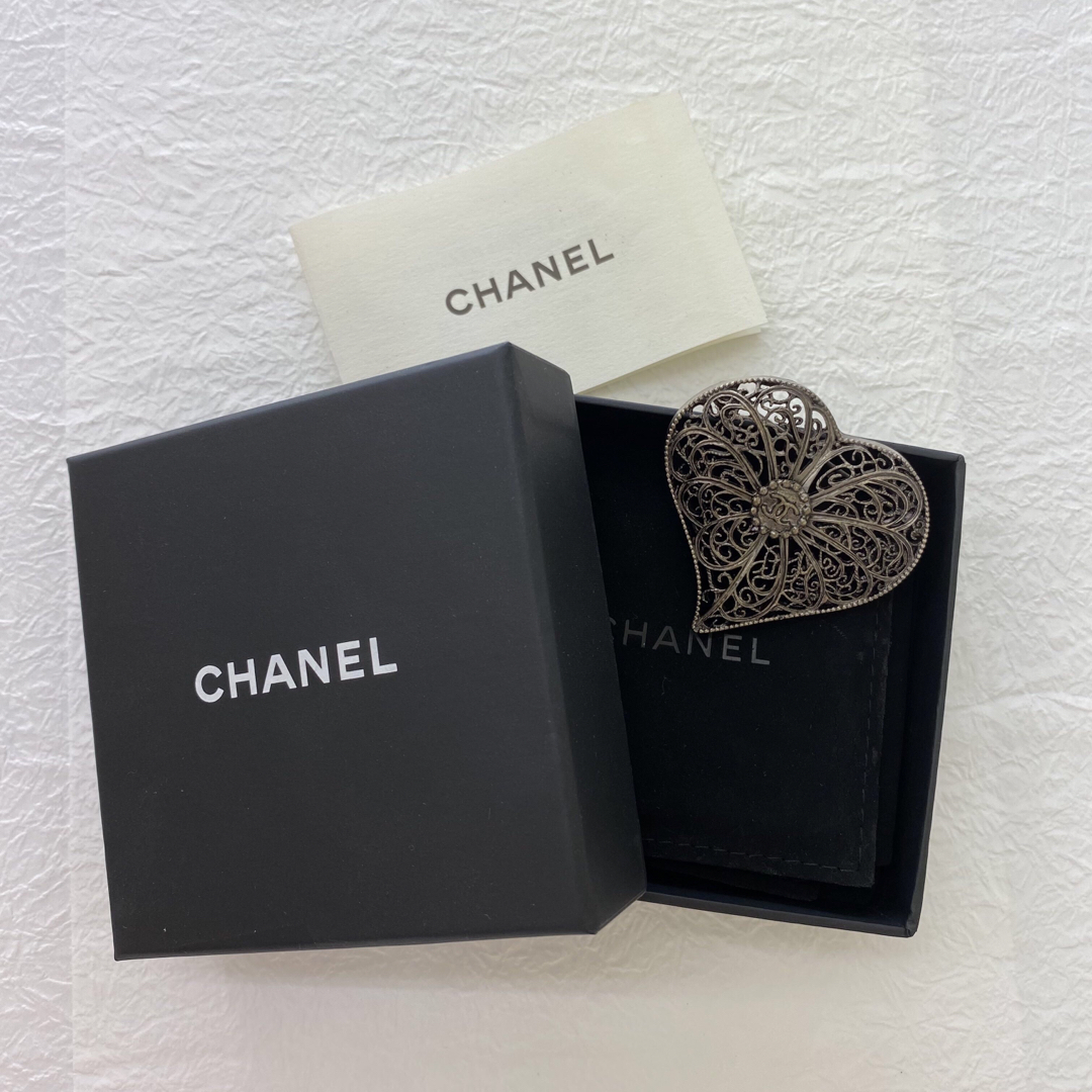 レディースシャネル ブローチ ハートチーフ ココマーク グレーシルバー CHANEL