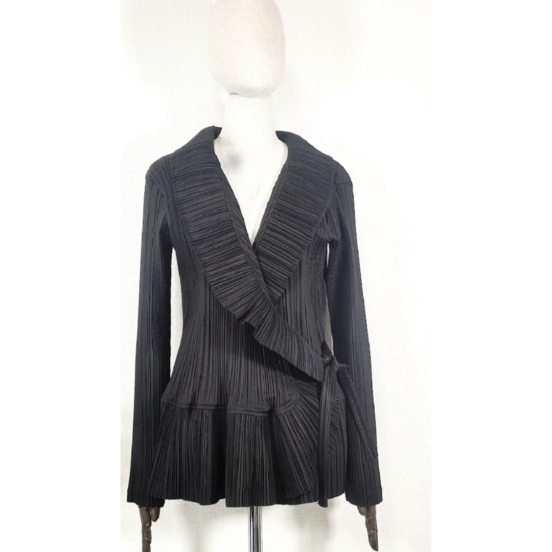 PLEATS PLEASE ISSEY MIYAKE(プリーツプリーズイッセイミヤケ)のカシュクールデザインのプリーツジャケット レディースのジャケット/アウター(テーラードジャケット)の商品写真