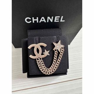 シャネル(CHANEL)の【CP様専用】新品未使用　シャネル　ブローチ　最新作　シャンパンゴールド(ブローチ/コサージュ)