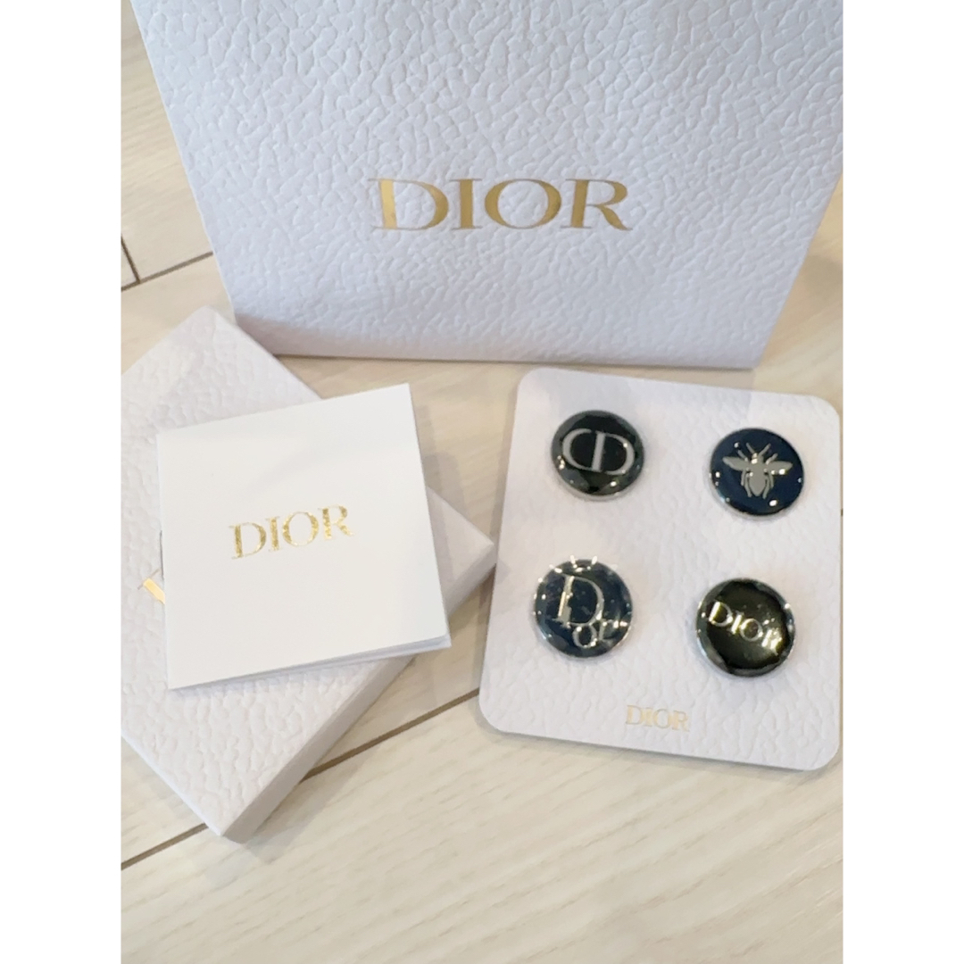 Dior(ディオール)の新品未使用　Dior ディオール　ピンバッジ　ブローチ　4点セット レディースのアクセサリー(ブローチ/コサージュ)の商品写真