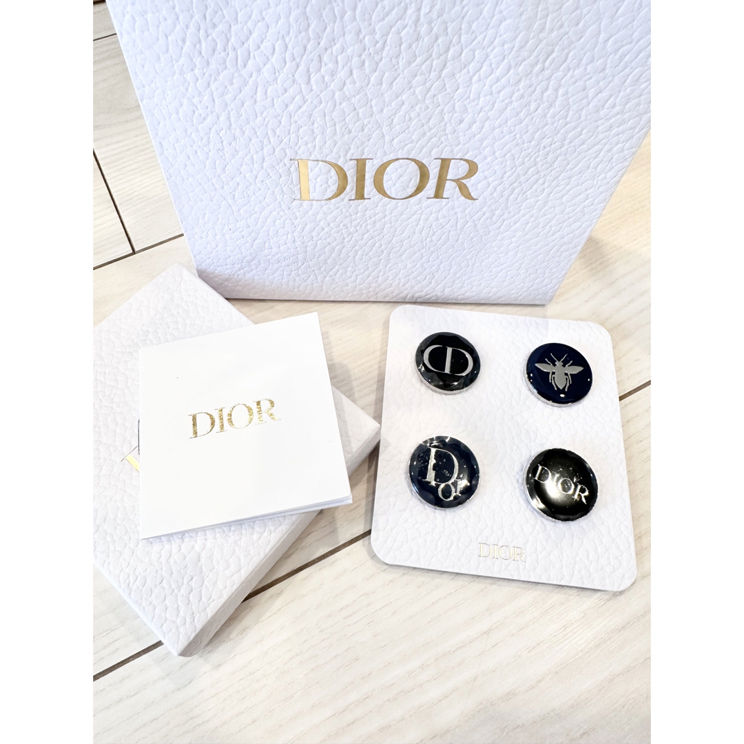 Dior(ディオール)の新品未使用　Dior ディオール　ピンバッジ　ブローチ　4点セット レディースのアクセサリー(ブローチ/コサージュ)の商品写真