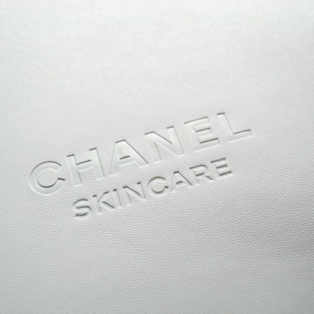 CHANEL(シャネル)のchwh7 箱付き新品未使用本物　シャネル　ノベルティポーチ レディースのファッション小物(ポーチ)の商品写真