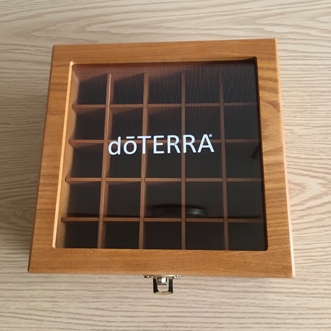 doTERRA(ドテラ)のドテラ  エッセンシャルオイル用ウッドボックス  25本用 コスメ/美容のリラクゼーション(その他)の商品写真