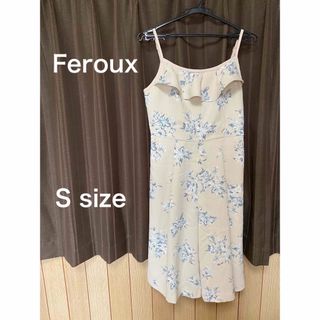 フェルゥ(Feroux)のFeroux 綺麗めサロペット　ポケットつき　ピンクベージュ　花　(オールインワン)