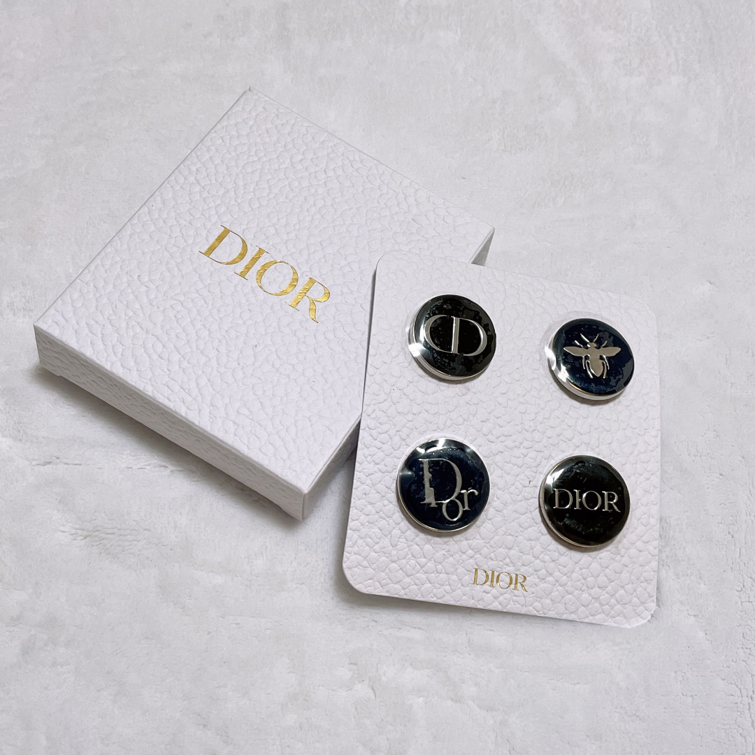 Christian Dior(クリスチャンディオール)のDiorノベルティピンバッジ エンタメ/ホビーのコレクション(ノベルティグッズ)の商品写真