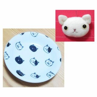 猫柄の小皿と白ネコミニブローチセット(食器)